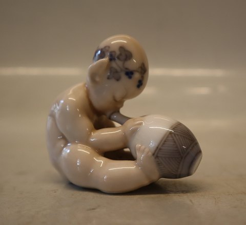 2248 Kgl. Kerub drikke af krukke  6.5 x 6 cm Arno Malinowski ca 1922 Kongelig 
Dansk Porcelæn