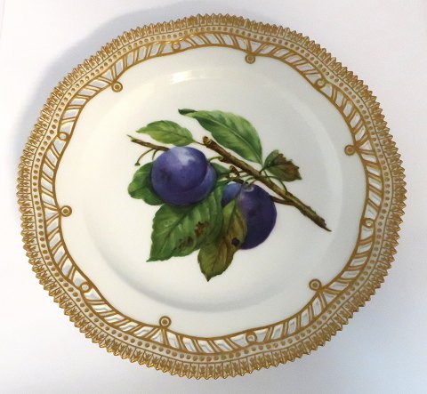 Royal Copenhagen Flora Danica, fruit plate. Lunch plate with open-work border. 
Design # 429/3554. Diameter 23 cm. (1 quality).