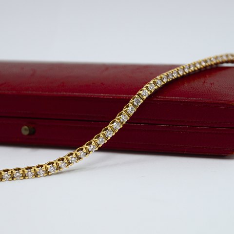 A tennis bracelet in 18k gold set with diamonds