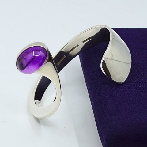 Leif Bodh Have; Bangle in sterling silver set with amethyst