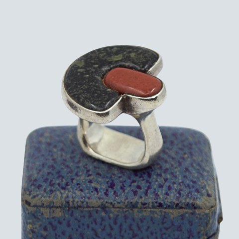 Agnete Dinesen; Ring in silver set with stones