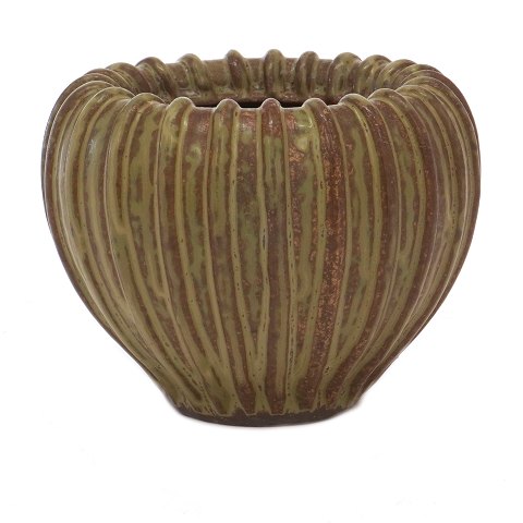 Arne Bang bredriflet vase med brungrøn glasur og hvælvet kant. Signeret. H: 10,5. D: 13cm