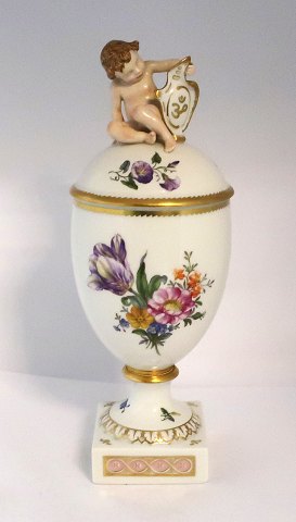 Royal Copenhagen. Saksisk blomst. Lågpokal med putti på låget. Model 1754. Højde 30 cm (1 sortering)