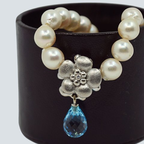 Ole Lynggaard, Charlotte Lynggaard; Clasp of 18k white gold, set with diamond and topaz