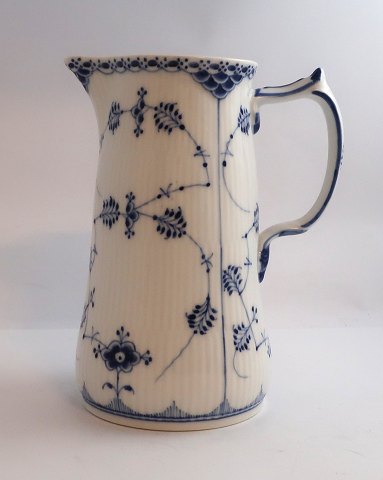 Royal Copenhagen. Musselmalet, halvblonde. Mælkekande. Model 697. Højde 18,2 cm. (1 sortering). Produceret før 1923
