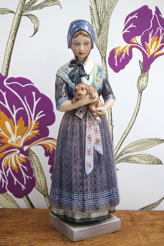 Dahl Jensen porcelæns figur af Havdrup  pige i dansk folkedragt med lille hund.DJ-1144...
