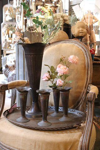 Dekorative , gamle franske blomstervaser fra en blomsterbutik i metal med en super fin patina....