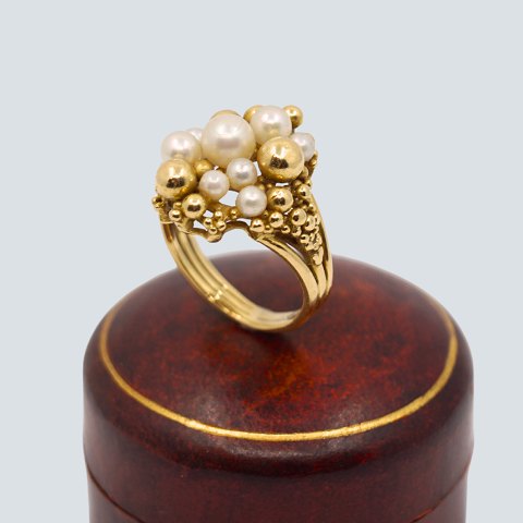 Ring in 18k gold set with pearls