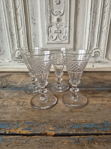 Set of 4 French "Anglaise" crystal wine glasses with cuts