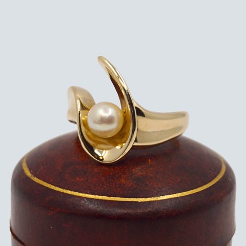 Henning Glahn; Ring i 14 kt. guld med perle