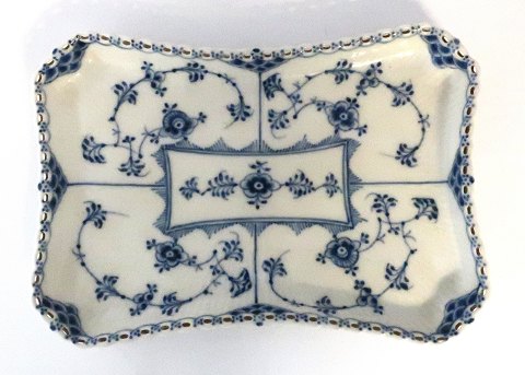 Royal Copenhagen. Musselmalet, Helblonde. Firkantet fad. Model 1195. Længde 24,5 cm. Bredde 17,5 cm. (2 sortering).