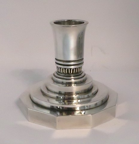 Georg Jensen. Sterlingsølv lysestage (925). Model 691B. Design Harald Nielsen. Højde 10,5 cm. Produceret 1945-1977.