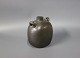 Fin mørkebrun keramik vase af Herman A. Kähler.
5000m2 udstilling.
