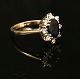 Ring, 14kt hvidguld, i midten safir flankeret af otte diamanter