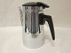 Coffee pot made of glossy aluminium with a black 
backelit handle and lid 
A beautiful retro coffee pot in a very good 
condition
About 1950
Design: Erik Herløw (1913-1991)
Made in the Kløverblad factory, Denmark
Stamp: Kløverblad, E.G., 1½ L