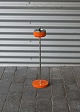 Orange askebæger på fodmetal