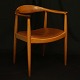 Hans J. Wegner: The Chair i mahogni, PP 503, med rødt lædersæde. Fremstillet hos 
PP Møbler