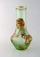 Montjoye, Frankrig. Stor art nouveau vase i mundblæst kunstglas. Dekoreret med 
blomster i emaljearbejde, forgyldt. Vase af høj kvalitet. Dateret 1880-1900.
