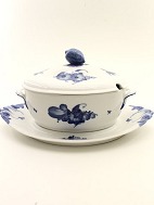 Royal Copenhagen bl blomst flettet terrin 10/8172 og underfad 10/8173. 