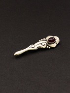 830 slv stav 6 cm. broche med cabochon sleben granat