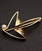 14 karat guld broche 4,2 x 3 cm. med gte perle