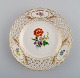 Meissen tallerken i gennembrudt porcelæn med håndmalede blomster og 
gulddekoration. 1900-tallet.
