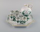 Meissen Indian Green sake/snapse sæt på bakke i håndmalet porcelæn med bladværk 
og gulddekoration. Midt 1900-tallet. 
