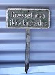 Metal skiltGræsset må ikke betrædes