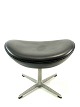 Skammel til Ægget, model 3127, polstret i sort elegance læder, designet af Arne 
Jacobsen i 1958 og fremstillet af Fritz Hansen i 1998. 
5000m2 udstilling.
Flot stand
