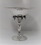 Lundin Antique 
präsentiert: 
Georg 
Jensen. 
Sterling (925). 
Weintraubenschale.
 Modell 263B. 
Höhe 19 cm. ...