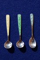 Salzlöffel aus dänisch Sterlingssilber mit grünen 
Emaille L 6cm (Löffel nach rechts)