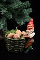 Gammel bemalet terrakotta nisse med fletkurv til nødder , juleslik eller til et 
bloklys...