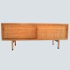Hans J. Wegner; 
RY-26 skænk i 
eg med 
sjeneflet