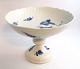 Royal Copenhagen. Svejfet blå blomst. Kagefad på fod. Model 1528. Højde 16 cm. 
Diameter 21 cm. (1 sortering)
