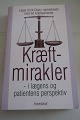 Kræftmirakler, - i lægens og patientens perspektiv
Af læge Ulrik Dige i samarbejde med 62 
kræftpatienter
 (se mere info på foto af bagsiden af bogen)
Forlag: Hovedland
2000
Sideantal: 399
As good as new