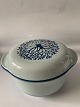 Mistletoe, Bowl with lid and handle. Desiree.
Measures 20.5 x 24 x 14 cm.