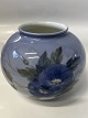 Royal Copenhagen vase med blomster.Dekoration Nr. 790A-2340.