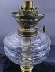 Petroleum bordlampe i messing med Opaline skærm fra 1.halvdel af 1900 tallet. Højde ca. 62cm. Det klare glasrør mangler.