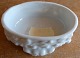 Lille ovalt smykkeskrin i porcelæn med mange detaljer.