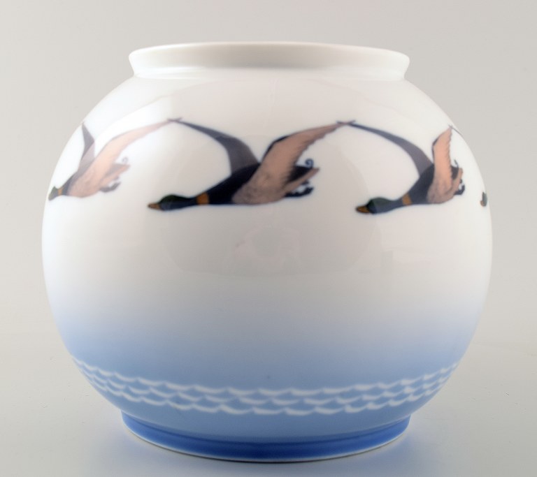 Royal Copenhagen kugleformet vase dekoreret med ænder i flugt.
