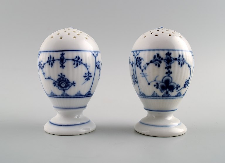 2 stk. Kongelig Porcelæn 189 musselmalet riflet peberbøsse
Royal Copenhagen Kongelig Porcelæn 189 musselmalet riflet peberbøsser.