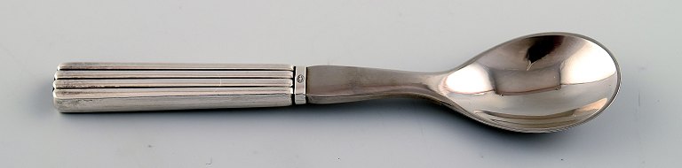 Bernadotte, Georg Jensen sølvbestik. Bestikmønster nr. 9 Bernadotte sterlingsølv 
925. 
Æggeske.