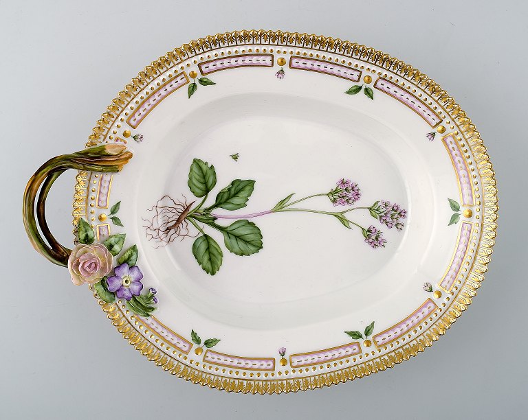 Royal Copenhagen/Kongelig Porcelæn Flora Danica Bladformet skål med hank, 
20/3541.