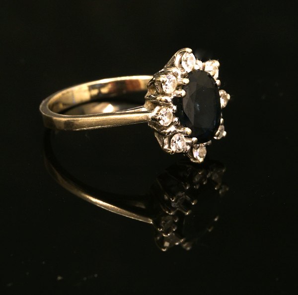 Ring, 14kt hvidguld, i midten safir flankeret af otte diamanter