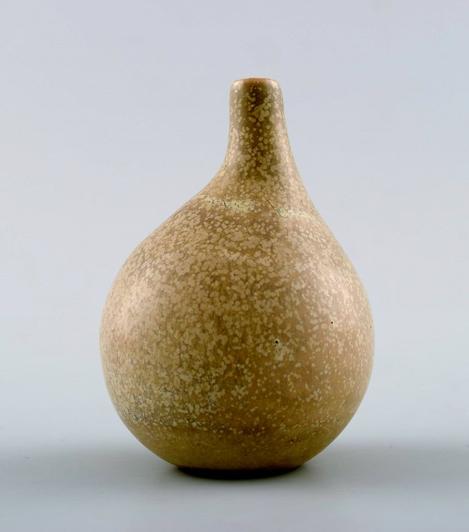 Stig Lindberg (1916-1982), Gustavsberg Studio hand, keramik miniature vase.