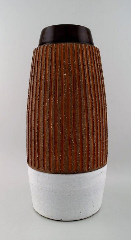 Mari Simmulson for Upsala-Ekeby "Rusticana" keramik vase. 
