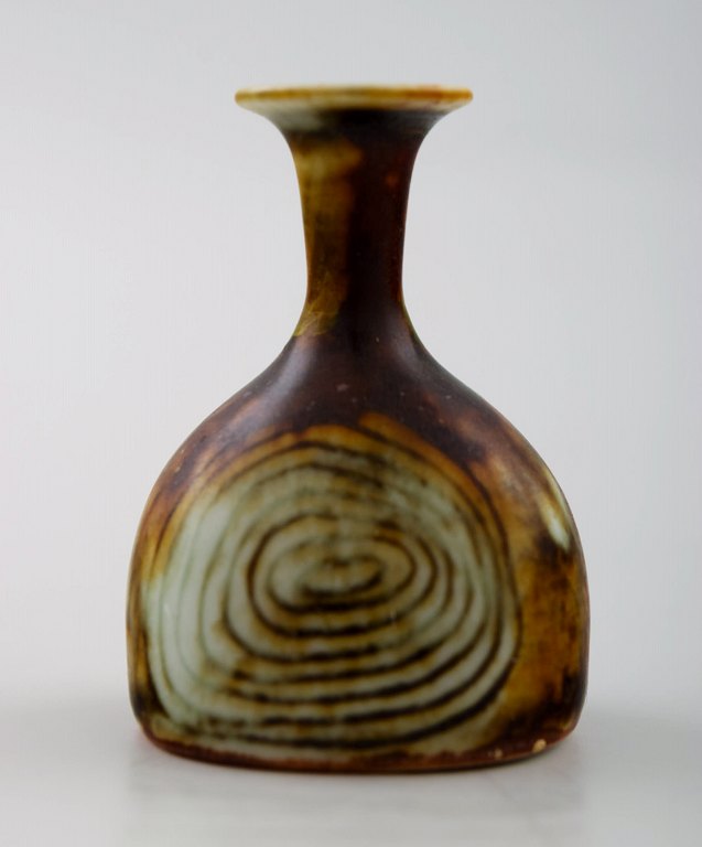 Stig Lindberg (1916-1982), Gustavsberg Studio hand, keramik miniature vase.