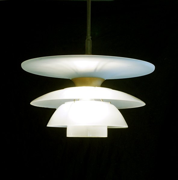 Poul Henningsen, 1894-1967, for Louis Poulsen: Sjælden PH-Firskærmslampe 4 4½/4, 
skærme af matglas. D: 43cm