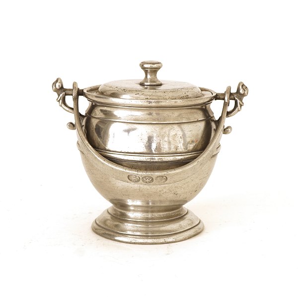 Covered pail, pewter. Made by Hermann Daniel Meyer, Lübeck, Germany, circa 1790. 
H: 13,5cm