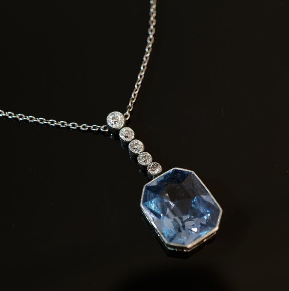 A diamond neckalce set of silver with five diamonds and a aquamarine. L: 41cm